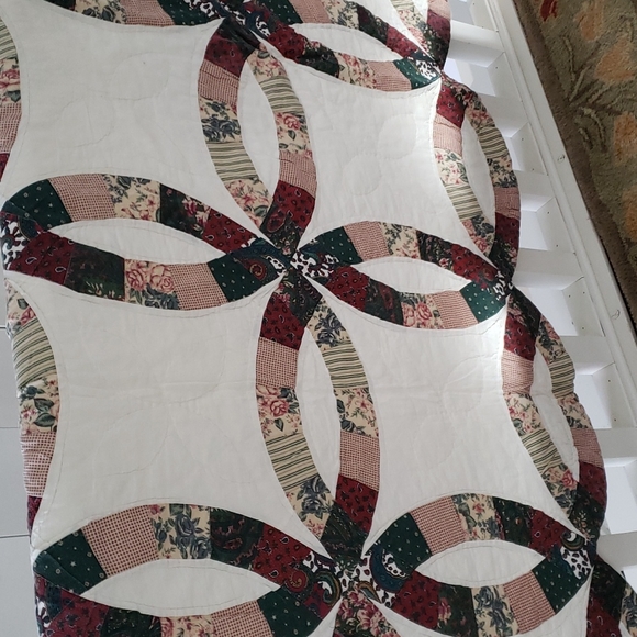 Twin scalloped edge patchwork quilt in ivory burgandy, green & tan. Approx 82x67 - Picture 3 of 7